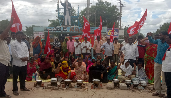 పేదల ఇళ్లు కూల్చిన తహశీల్దార్‌ను సస్పెండ్‌ చేయాలి