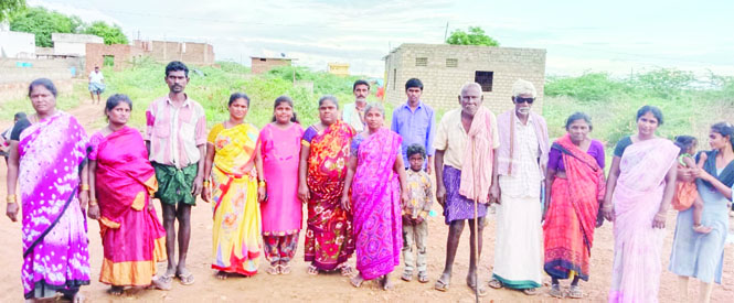 వీధిలైట్లు వేయాలని కోరుతున్న పాముల కాలనీ వాసులు