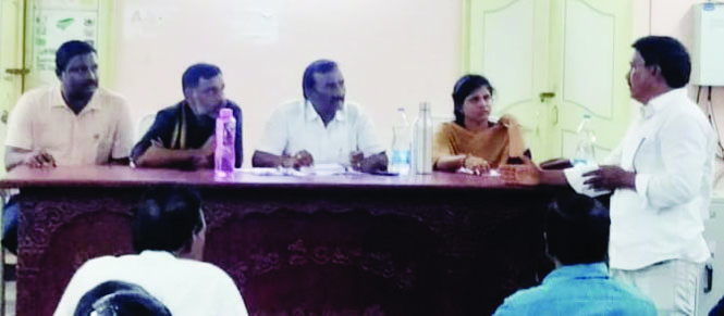 మాట్లాడుతున్న తహశీల్దార్‌ సంజీవరావు