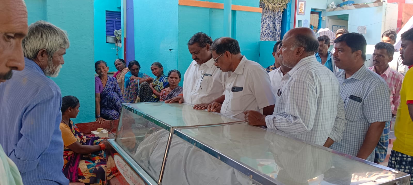 కురుమన్న మృతదేహానికి నివాళులర్పిస్తున్న మాజీ జడ్పిటిసి పుల్యాల నాగిరెడ్డి