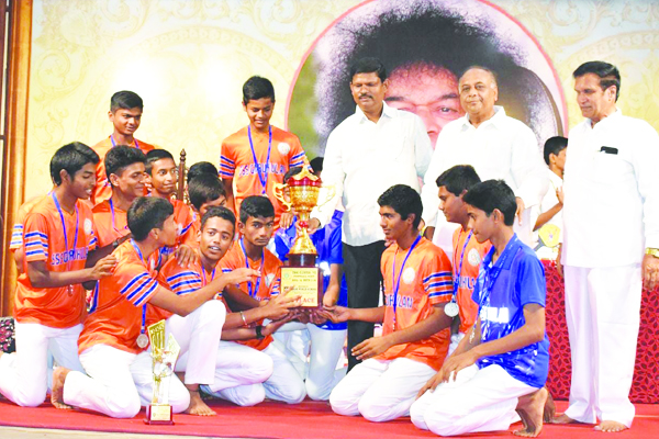పడి లేచిన కెరటమే ఆదర్శం