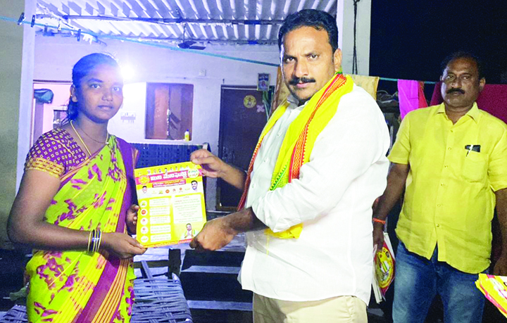 కరేడులో ఇంటింటా ప్రచారం