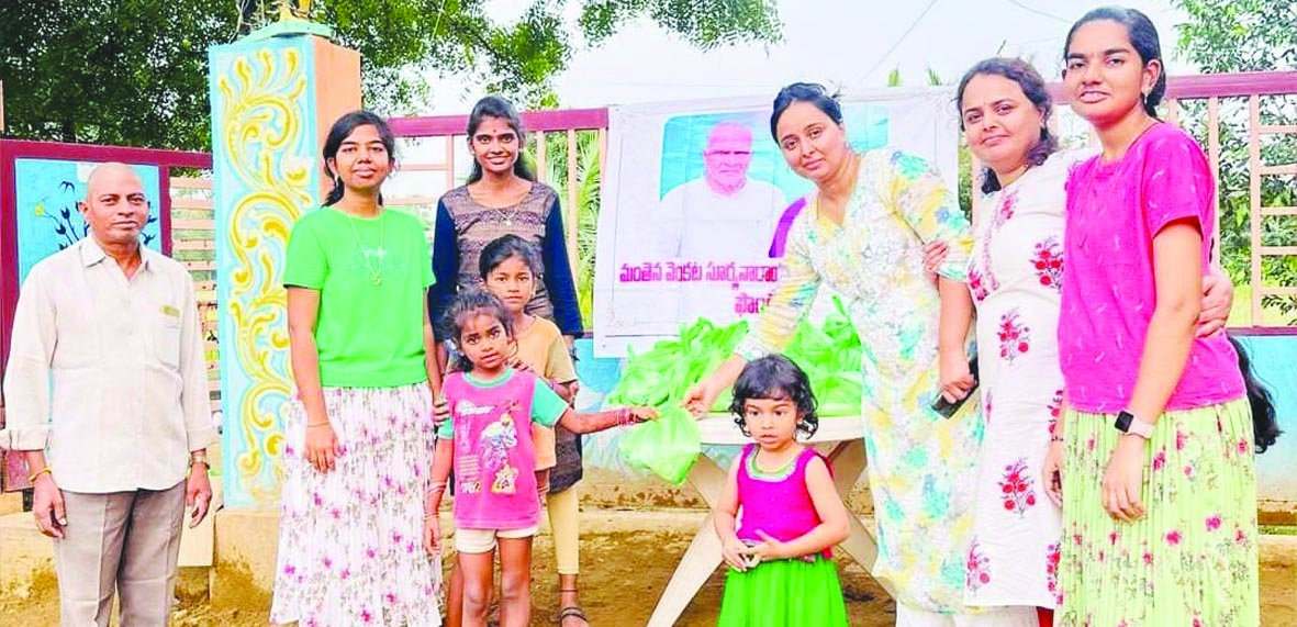 పేద పిల్లలకు బాణాసంచా పంపిణీ