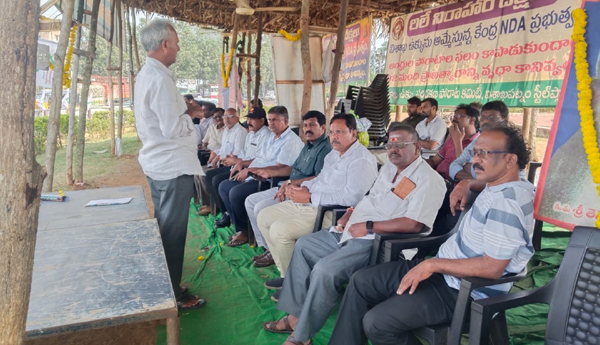 స్టీల్‌ప్లాంట్‌ నష్టాలకు కేంద్రానిదే బాధ్యత - పోరాట కమిటీ నాయకులు