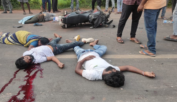  రక్తమోడిన రహదారులు