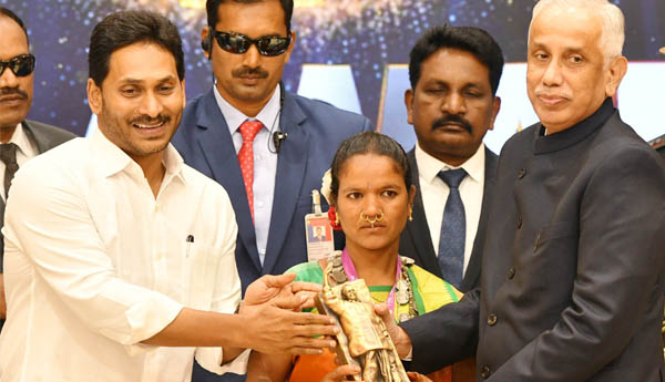 సంక్షేమ పథకాలు అభినందనీయం - వైఎస్‌ఆర్‌ లైఫ్‌టైం అచీవ్‌మెంటు అవార్డుల ప్రదానంలో గవర్నరు