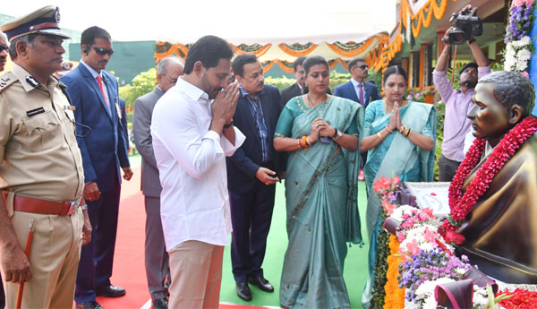 పొట్టి శ్రీరాములుకు నివాళి