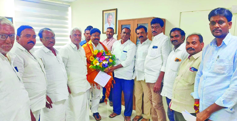 మంత్రి సురేష్‌ను సన్మానిస్తున్న దృశ్యం