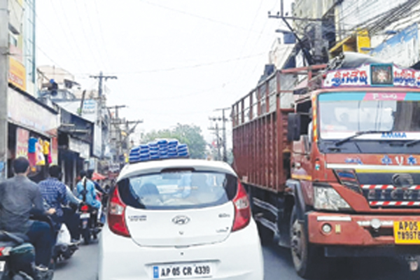 మండపేటలో ట్రాఫిక్‌ కష్టాలు