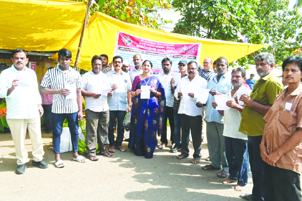 ఓటరు నమోదుపై కలెక్టర్‌ సుడిగాలి పర్యటన 