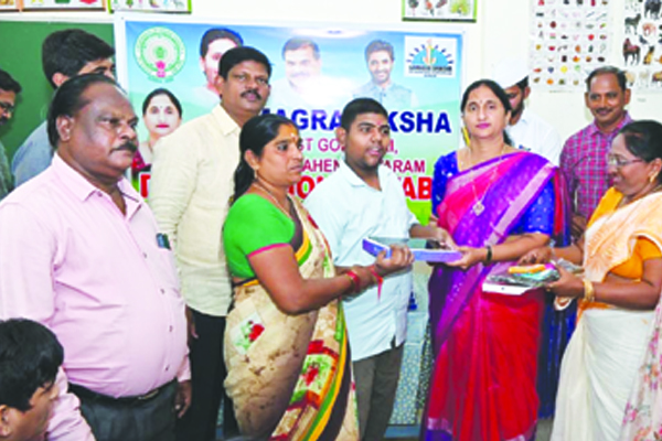 'భవిత' విద్యార్థులకు ట్యాబ్‌ల పంపిణీ