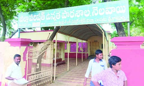 పాఠశాల స్థలం కబ్జాపై చర్యలు తీసుకోవాలి తహశీల్దారుకు పాఠశాల విద్యాకమిటీ ఛైర్మన్‌ వినతి