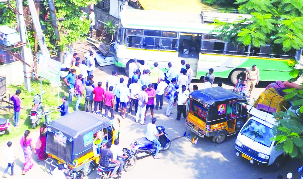 అదుపు తప్పిన ఆర్‌టిసి బస్సు