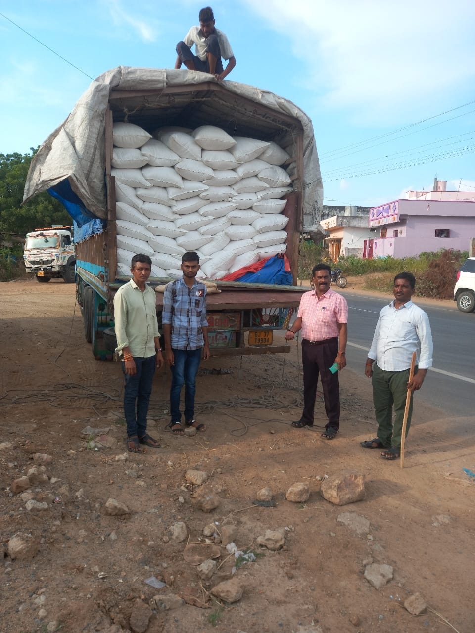 గుజరాత్‌కు తరలుతున్న బియ్యం స్వాధీనం