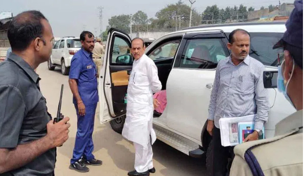 హోం మంత్రి మహమూద్‌ అలీ కాన్వాయ్ ని తనిఖీ చేసిన పోలీసులు