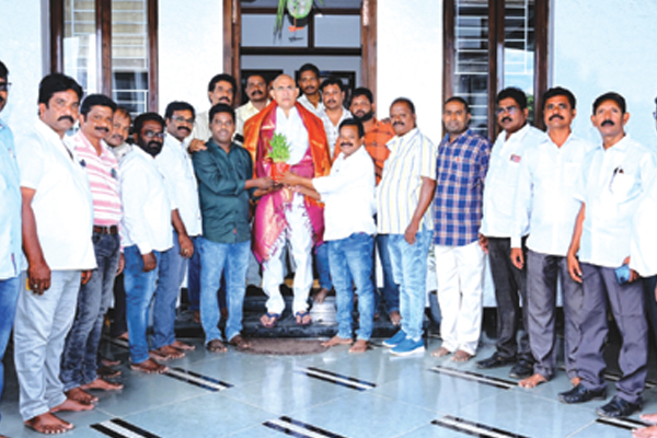 మంత్రి వేణుకు పాత్రికేయుల సన్మానం