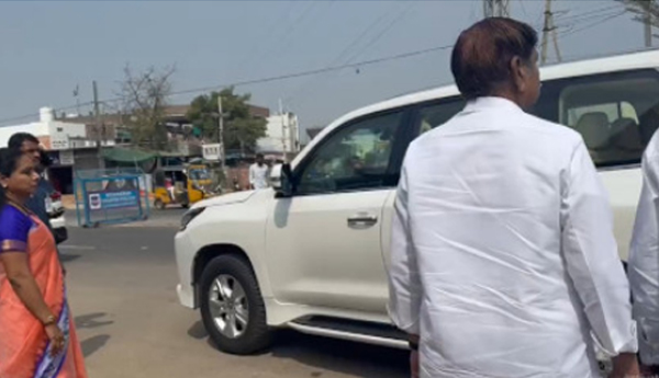 ఎమ్మెల్సీ కవిత కారు తనిఖీ చేసిన అధికారులు