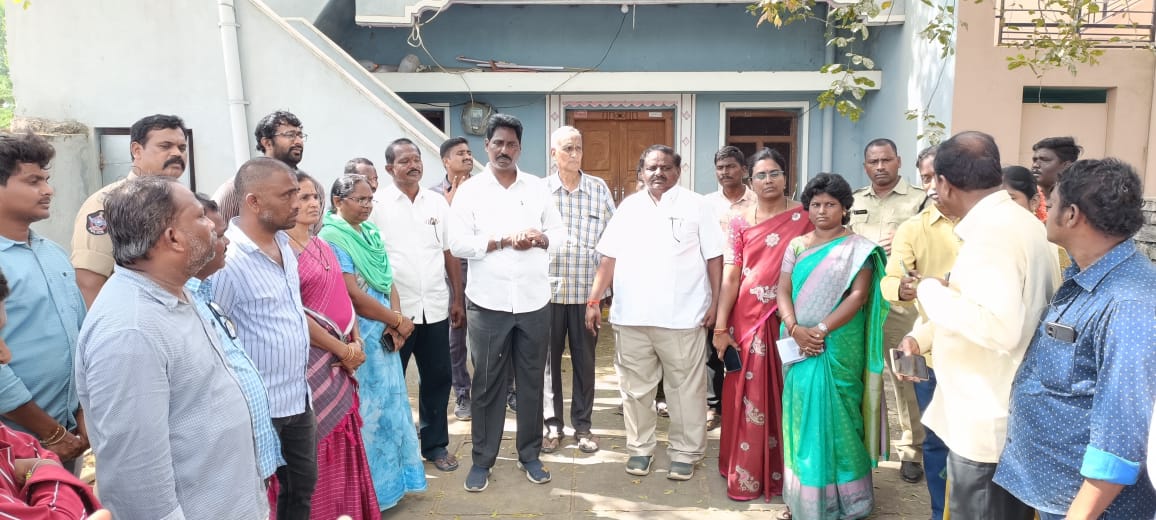 గడప గడప మన ప్రభుత్వం కార్యక్రమాన్ని నిర్వహిస్తున్న ఎమ్మెల్యే ఆర్థర్