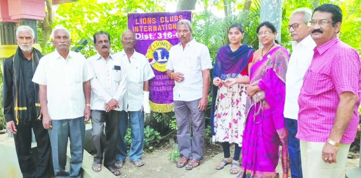 ఇంజినీరింగ్‌ విద్యార్థికి లయన్స్‌ క్లబ్‌ చేయూత