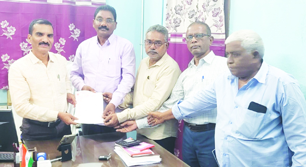 సమస్యలను పరిష్కరించాలి