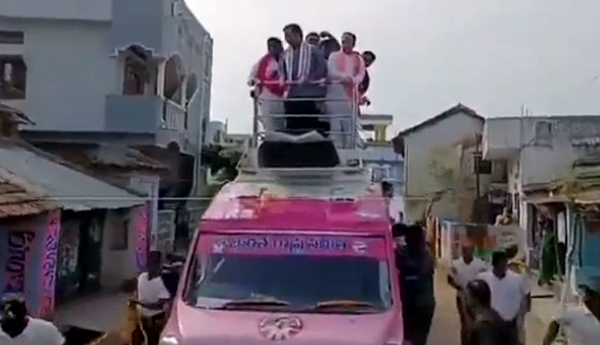 బిఆర్‌ఎస్‌ ర్యాలీలో అపశ్రుతి.. ప్రచార వాహనం పైనుంచి పడిన కేటీఆర్‌