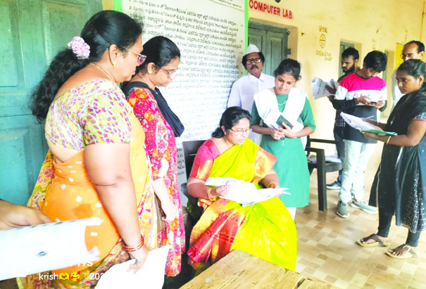 పోలింగ్‌ కేంద్రాల పరిశీలన 