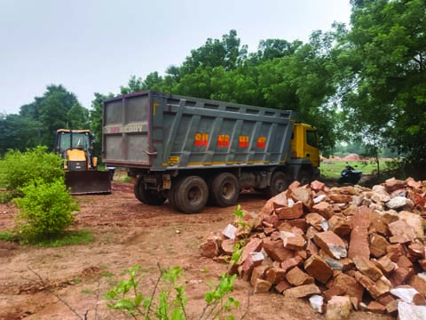 తెల్లరాయి రవాణా జెసిబి, టిప్పర్‌ స్వాధీనం తనకు సంబంధం లేదంటున్న తహశీల్దారు