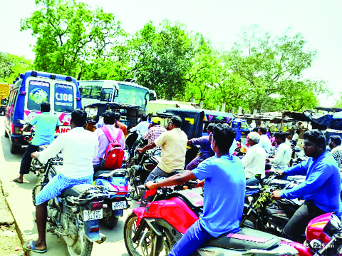 పుత్తూరులో ట్రాఫిక్‌ కష్టాలు..! - నియంత్రణలో అధికారులు విఫలం - ప్రజలకు తప్పని కష్టాలు