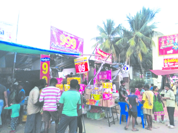 పేలుతున్న టపాసులు