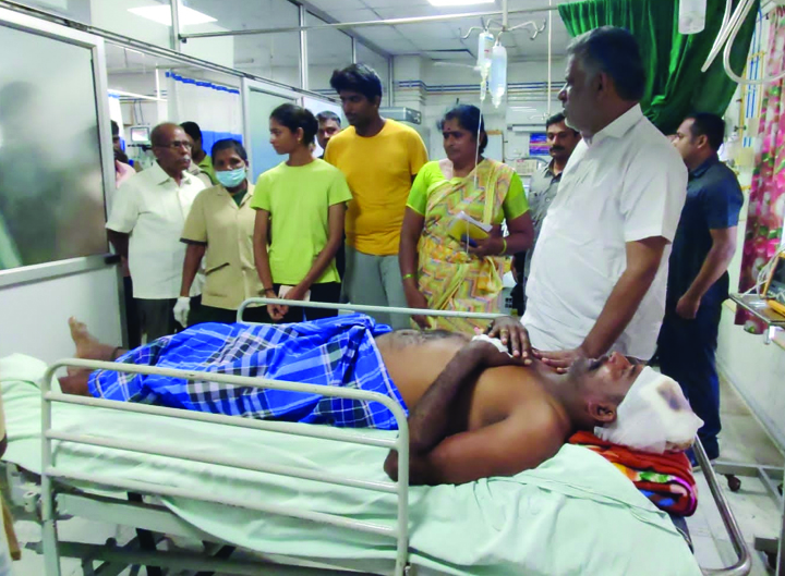 మునిరత్నం నాయుడుకి చెవిరెడ్డి పరామర్శ