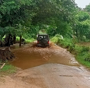 - గుంతలమయమైన రోడ్లు - పట్టించుకోని అధికారులు