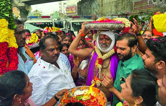 అమ్మవారికి పట్టు వస్త్రాలు సమర్పించిన చెవిరెడ్డి భాస్కర్‌ రెడ్డి