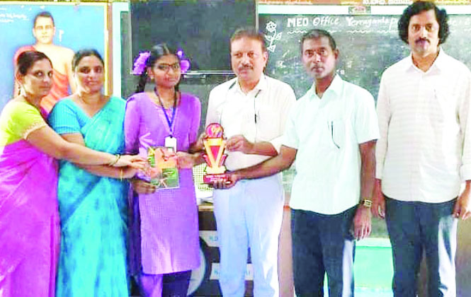 విజేతలకు బహుమతులు అందజేస్తున్న దృశ్యం