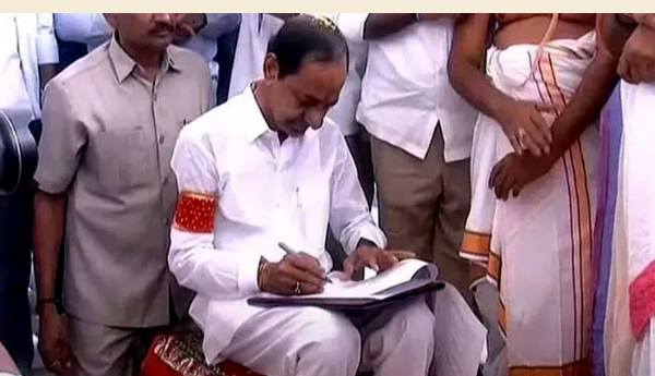 స్వామివారి సన్నిధిలో నామినేషన్‌ పత్రాలపై సీఎం కేసీఆర్‌ సంతకాలు