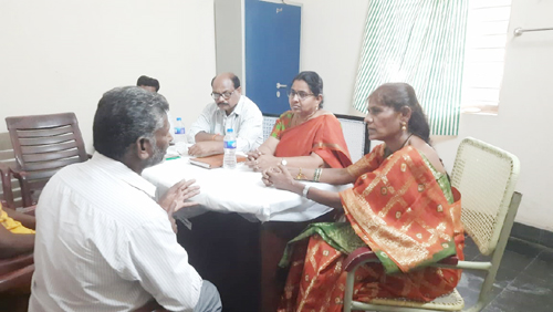 సామాజిక ఆరోగ్య కేంద్రంలో  వైద్యురాల్ను విచారిస్తున్న డీఎంహెచ్ఈఓ, ఆర్డీవో,  తాసిల్దార్