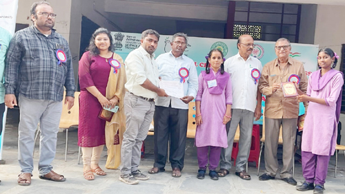 విద్యార్థులకు మెమెంటోలు అందిస్తున్న విద్యాశాఖ అధికారులు