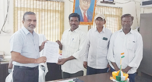 కమిషనర్ కు అర్జీ ఇస్తున్న సిపిఎం నాయకులు 