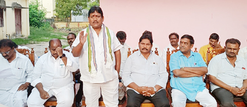 విలేకరులతో మాట్లాడుతున్న మున్సిపల్ చైర్మన్ శ్రీనివాసరావు  