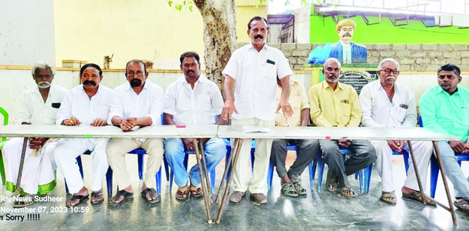సమావేశంలో మాట్లాడుతున్న బిసి సంఘ నాయకులు