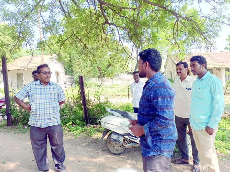   విద్యుత్‌ అధికారితో వాగ్వివాదం చేస్తున్న బాధిత రైతు సురేష్‌