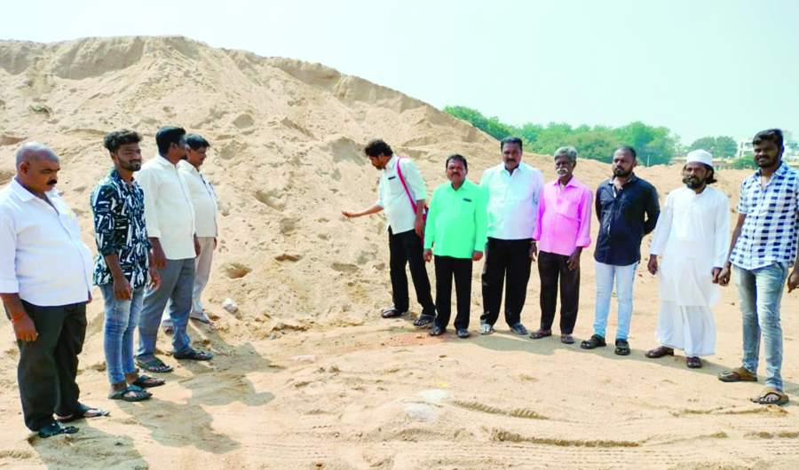    ఇసుక డంప్‌ను పరిశీలిస్తున్న సిపిఎం నాయకులు