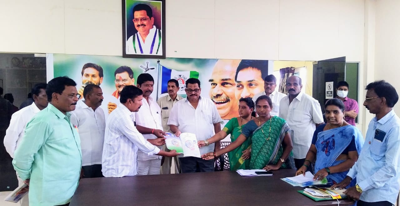 లబ్ధిదారులకు ఇళ్ల్ల పట్టాల పంపిణీ