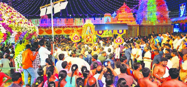 హనుమద్వాహనంపై శ్రీనివాసుని దర్శనం