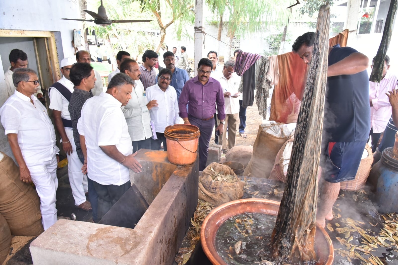 కలంకారీ పరిశ్రమను అభివృద్ధి చేస్తాం : కలెక్టర్‌