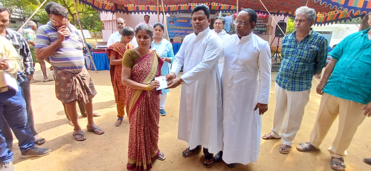 విభిన్న ప్రతిభావంతులకు బస్సుపాస్‌ల పంపిణీ