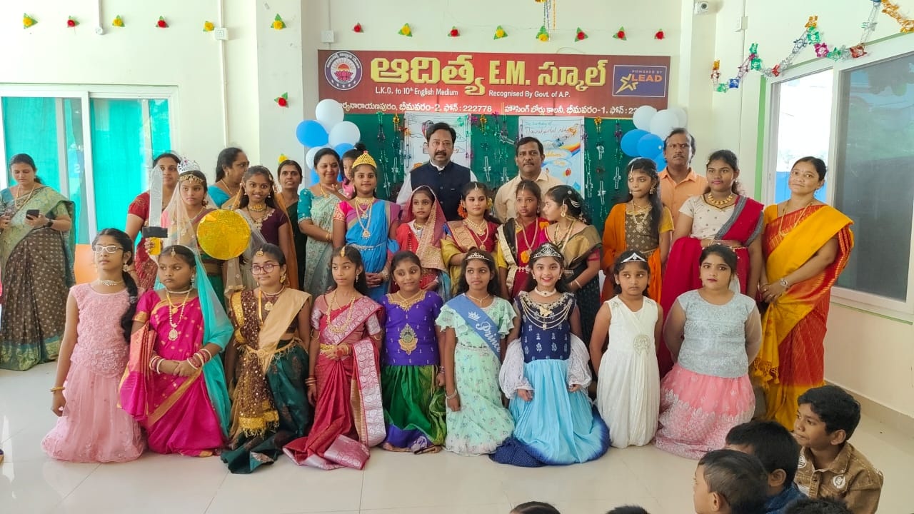 విద్యార్థులు ఉన్నత శిఖరాలను చేరుకోవాలి