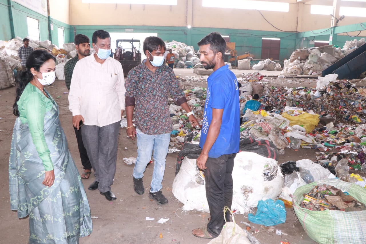 ప్లాంట్లు పరిశీలిస్తున్న కమిషనర్‌ హరిత 