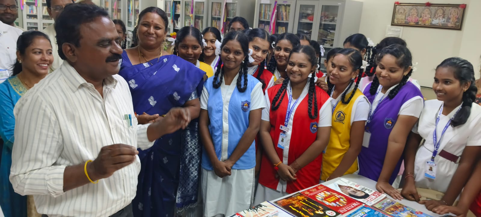 గ్రంథాలయాలపై విద్యార్థుల్లో అవగాహన కల్పిస్తున్న డిఇఒ 