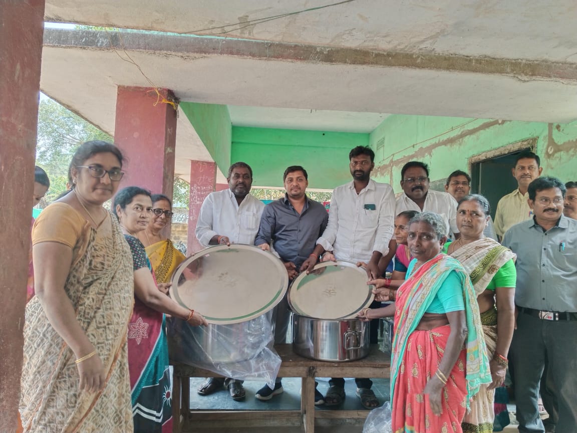వంటసామాగ్రి అందజేత