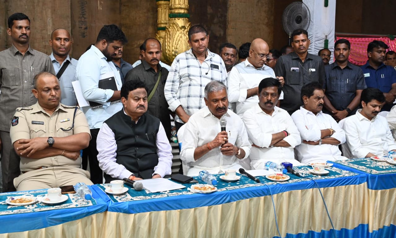 జగన్‌ పర్యటనపై పెద్దిరెడ్డి సమీక్ష